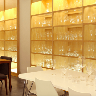 ファッションショーがあるからこそTシャツが売れる：老舗硝子店のブランディング