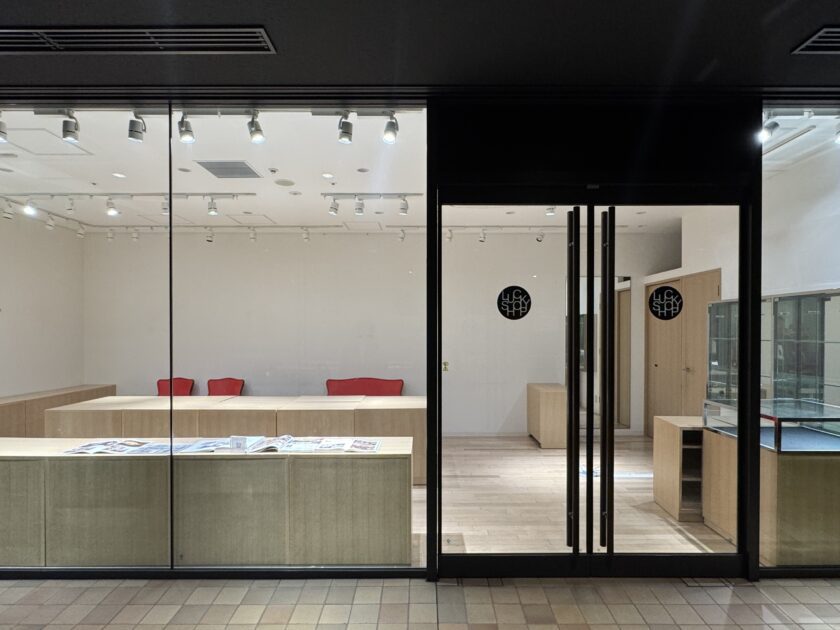 【淀屋橋駅5分／肥後橋駅直結】30㎡強のガラス張りが特徴の1F内廊下スペースの画像