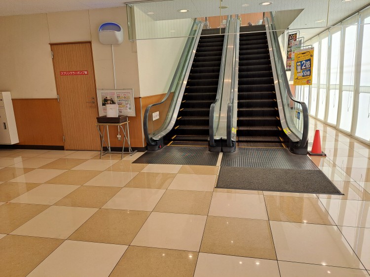 マミーマートのエスカレーター横スペースの例