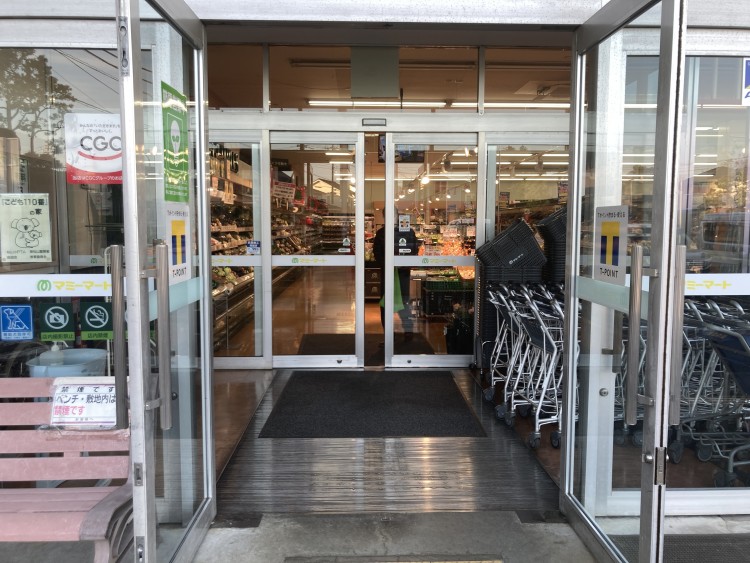 マミーマートの軒下スペースの例